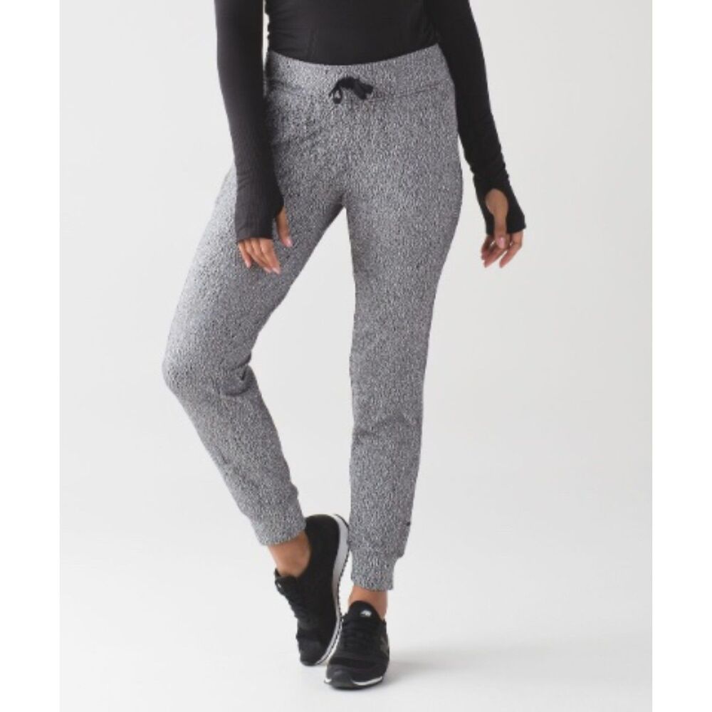 EUC Lululemon Ready To Rulu Pant Running Luon Spray Jacquard White Black 4